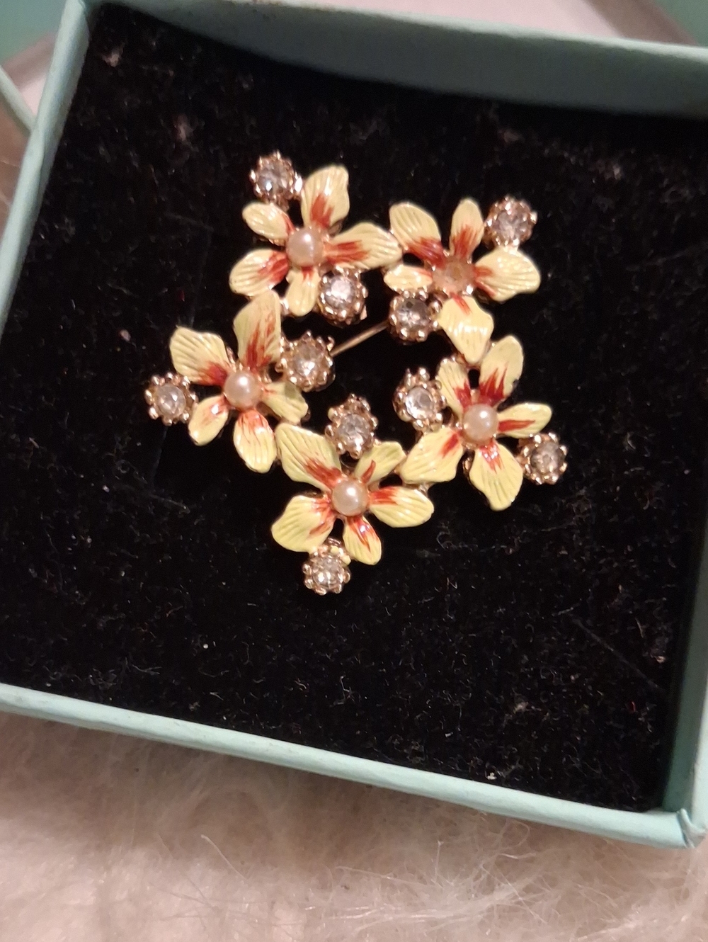 Vintage Floral Cluster Brooch in Yellow and Gold - Women's Fashion Jewelry